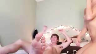 Смазливая блонда Madsprings сосет и трахается