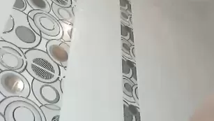 Курва PinkPearll трахает пизду и кончает