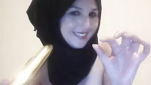 Горячая стерва crazyboytim трахает очко фаллосом