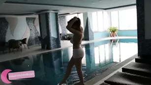 Шикарная девочка kinkymonik мастурбирует в сауне