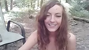 Худая модель Lilith_the_owl раздевается в лесу
