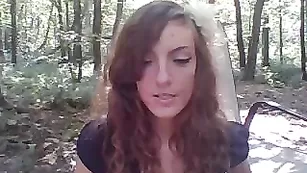 Худая модель Lilith_the_owl раздевается в лесу