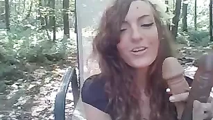 Худая модель Lilith_the_owl раздевается в лесу