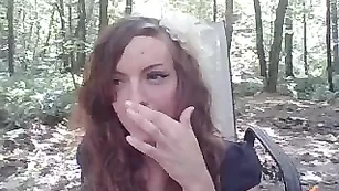 Худая модель Lilith_the_owl раздевается в лесу