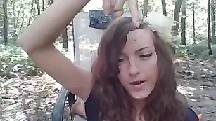 Худая модель Lilith_the_owl раздевается в лесу