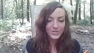 Худая модель Lilith_the_owl раздевается в лесу