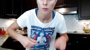 Шикарная малышка Holihurricane готовит на кухне