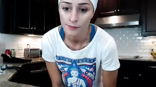 Шикарная малышка Holihurricane готовит на кухне