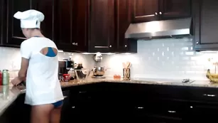 Шикарная малышка Holihurricane готовит на кухне