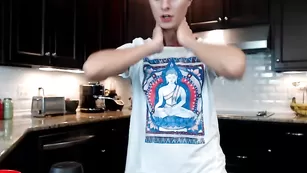 Шикарная малышка Holihurricane готовит на кухне