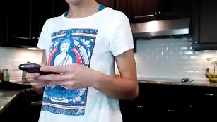 Шикарная малышка Holihurricane готовит на кухне