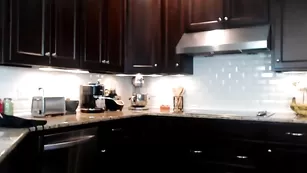 Шикарная малышка Holihurricane готовит на кухне