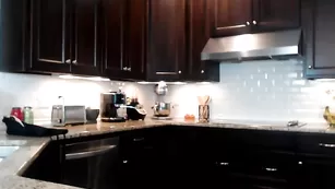 Шикарная малышка Holihurricane готовит на кухне