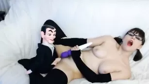 Очкастая сучка VeronicaChaos дрочит киску фаллосом