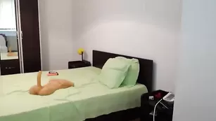 Смазливая путана Elyblack дрочит самотыком