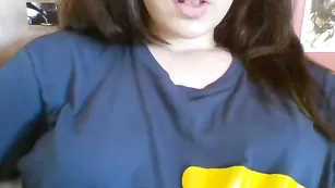 Грудастая сучка Louchette массирует пизду и сосочки