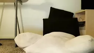 Сексуальная малышка Beryl18 дрочит киску