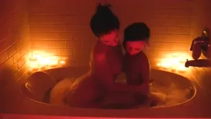 Роскошные сучки Emilylynne лижут соски при свечах