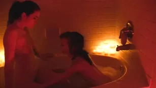 Роскошные сучки Emilylynne лижут соски при свечах