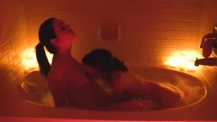Роскошные сучки Emilylynne лижут соски при свечах