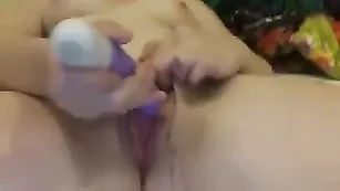 Загорелая курва Biddyontherun массирует клитор