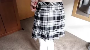 Грудастая школьница PippaLongSocks пальчиками ласкает киску