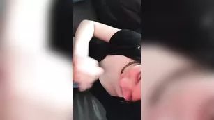 Милая сучка Deum0s сосет хер
