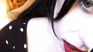 Жгучая брюнетка Laila_Love болтает в чате