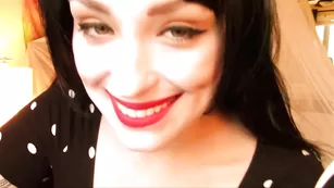 Жгучая брюнетка Laila_Love болтает в чате