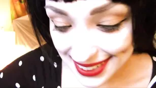 Жгучая брюнетка Laila_Love болтает в чате