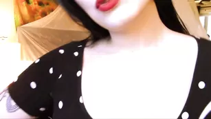 Жгучая брюнетка Laila_Love болтает в чате