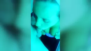 Грудастая пассия Allison Parker отсасывает хер