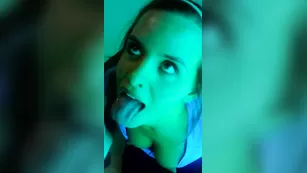 Грудастая пассия Allison Parker отсасывает хер