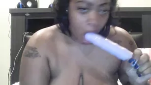 Темнокожая самка Nicolesamuels трахает пизду фаллосом