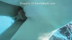 Худая самка RawrBaby92 трахается в бассейне