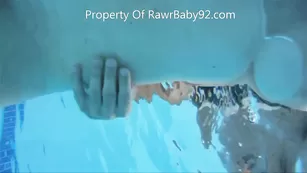 Худая самка RawrBaby92 трахается в бассейне