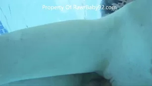 Худая самка RawrBaby92 трахается в бассейне