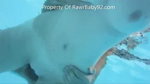 Худая самка RawrBaby92 трахается в бассейне