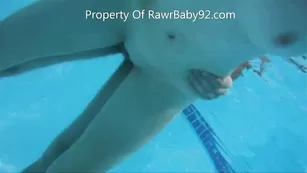 Худая самка RawrBaby92 трахается в бассейне