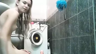 Худая малышка Curious_katie дрочит киску страпоном