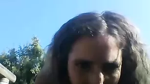 Жаркая путана cindyetfilou теребит киску