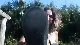 Жаркая путана cindyetfilou теребит киску