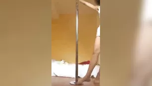 Худенькая модель Lakota танцует у шеста