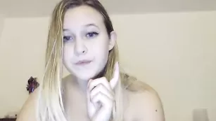 Милая телочка Joannabelle дрочит вибратором пизду