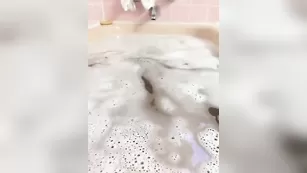 Похотливая краля Chatmebabe69 принимает ванну