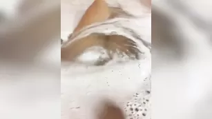 Похотливая краля Chatmebabe69 принимает ванну