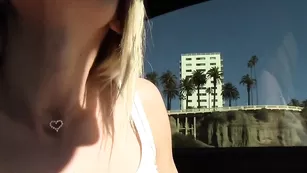 Блондинка HaleyRyder ведет машину и дрочит пизду