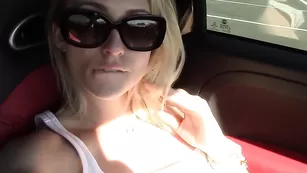 Блондинка HaleyRyder ведет машину и дрочит пизду