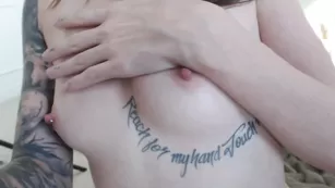 Молодая соска Jessica_Ann ласкает груди