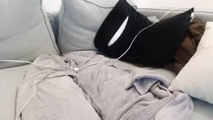 Грудастая проказница Zilla_x дрочит вибратором пизду